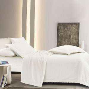 طقم غطوة فاخر مُخمل محفّر مع فرو ناعم مفرد/مفرد ونص 4 قطع، أبيض